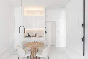 Old Town Pure White by Downtown Apartments