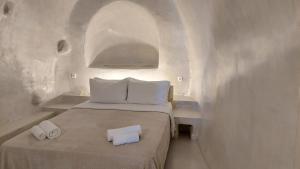 Traditional Cave House with Caldera View (3 Adults) room in Olympic Villas