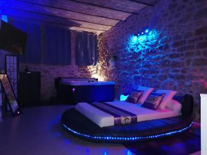 Maisons de vacances Gite Love Dreams Jacuzzi privatif : Chambre Lit King-Size avec Baignoire Spa