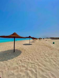 50% Off. 2BR , 2BR Ground floor with pool view, private beach access, security 247 شاليه ٢ غرفه ، ٢ حمام ف الدور الارضي قدام جنينه و حمام السباحه مباشره ، شاطيء خاص بالقرية و أ?