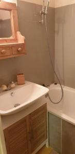 Studio avec grande terrasse 4 personnes centre station la Foux dAllos