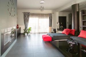 BLACK & WHITE CITY VILLA