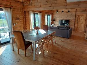 Chalets chalet de la voie verte en plein coeur du Jura : photos des chambres