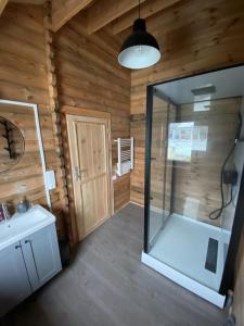 Chalets chalet de la voie verte en plein coeur du Jura : photos des chambres