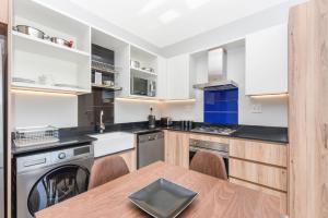 The Median Rosebank Luxury Apartment - Building with Generator