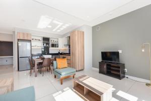 The Median Rosebank Luxury Apartment - Building with Generator