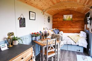 Luxury Shepherd Hut in the Peak District