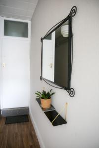 Contemporary 2 Floor Flat with Sea Views!