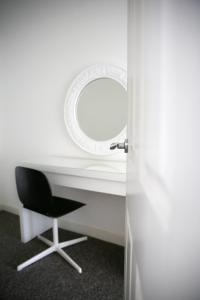 Contemporary 2 Floor Flat with Sea Views!