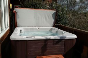 Luxury Peak District lodge, hot tub, log burner, nr lake