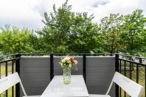 Green View Apartment with Balcony Winogrady by Renters