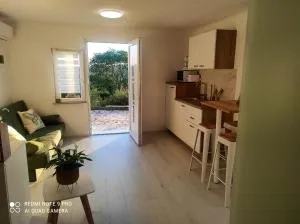 Cozy studio in Ripenda Verbanci 24 m² with private garden - Strmac