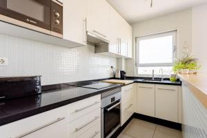 El Médano Beachfront Duplex Penthouse with pool, rooftop, sea view