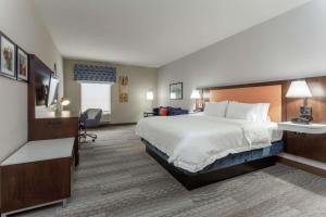 Non-Smoking King Study room in Hampton Inn Jefferson City at Capital Mall