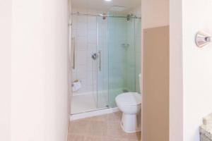 Double Room with Two Double Beds and Bath Tub - Mobility Access room in Hilton Memphis