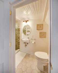 Fairytale Loft Suite 1 bed, 1 bath Luxury Apartment in Downtown Belmont