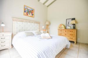 Maisons de vacances Mas des Chenes Verts 5 ch avec piscine et clim : photos des chambres