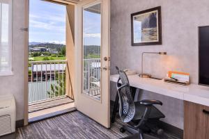 King Room with Balcony room in Hilton Garden Inn Bend