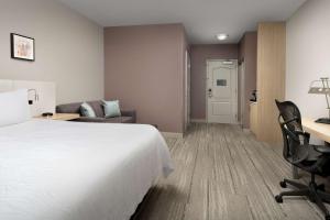 Deluxe King Room room in Hilton Garden Inn Knoxville West/Cedar Bluff