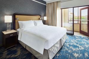 King Suite with Balcony room in Embassy Suites Alexandria - Old Town
