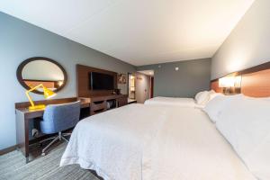 Queen Room with Two Queen Beds - Hearing Access room in Hampton Inn Winchester