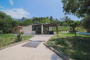 Maisons de vacances Maison du Riou, meuble de tourisme 3 etoiles vue sur colline avec piscine : photos des chambres