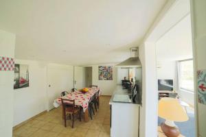 Maisons de vacances Maison du Riou, meuble de tourisme 3 etoiles vue sur colline avec piscine : photos des chambres
