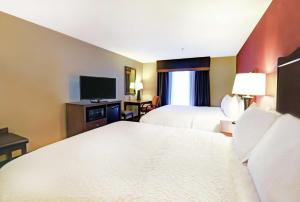 Queen Room with Two Queen Beds (4 Adults) room in Hampton Inn & Suites Milwaukee/Franklin