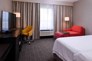 King Room with Accessible Tub - Mobility and Hearing Access/Non-Smoking room in Hampton Inn Pittsburgh - Wexford - Cranberry South