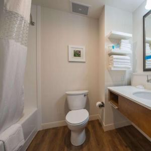 King Room - Non-Smoking room in Hampton Inn Waynesboro