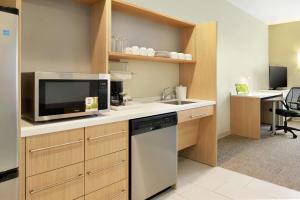 King Suite - Hearing Access/Non-Smoking room in Home2 Suites by Hilton Milwaukee Brookfield