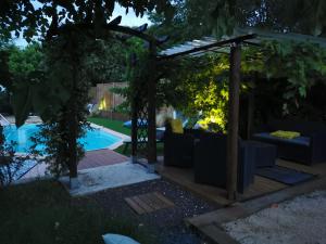 Chalets Dependance cosy entre jardin et piscine : photos des chambres