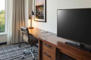 Deluxe King Suite room in Doubletree By Hilton Greeley At Lincoln Park