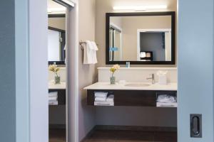 Queen Room with Two Queen Beds - Mobility and Hearing Access/Non-Smoking room in Hampton Inn and Suites at Wisconsin Dells Lake Delton