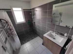 2 Maisons de 3 et 2 chambres avec grande piscine commune