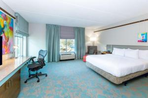 King Room with Accessible Tub - Mobility Access room in Hilton Garden Inn Asheville Downtown