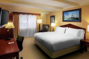King Room with Accessible Tub - Mobility and Hearing Access room in The Desmond Hotel Malvern a DoubleTree by Hilton