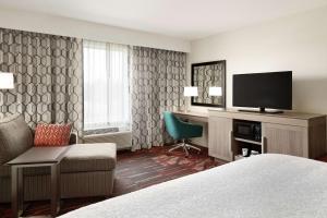 King Room - Non-Smoking room in Hampton Inn & Suites St. Louis/Alton IL