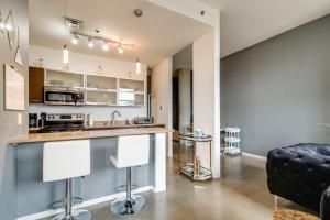 Longterm Stay Just Across the River from Downtown- fully equipped for long term stay