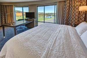 Corner King Room with Sofa Bed - Non-Smoking room in Hampton Inn & Suites Franklin Berry Farms Tn