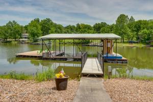 Lazy RS Lakehouse w Hot Tub & Dock in Warsaw!