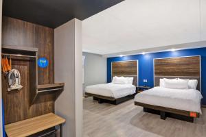 Queen Room with Two Queen Beds - Mobility Access room in Tru by Hilton Syracuse North Airport Area