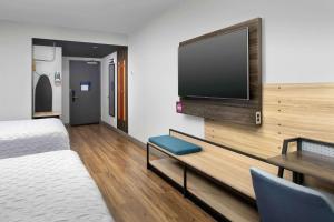 Queen Room with Two Queen Beds - Hearing Access room in Tru By Hilton Nashville Downtown Convention Center