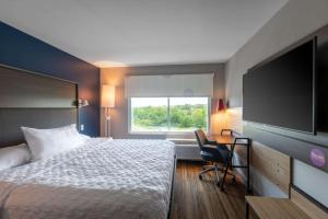 King Room - Hearing Access room in Tru By Hilton Seneca Clemson Sc