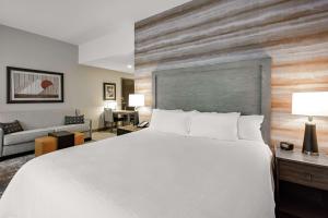 King Studio Suite room in Embassy Suites Jonesboro - Arkansas State