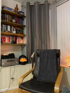 Home Away From Home 家外之家 D