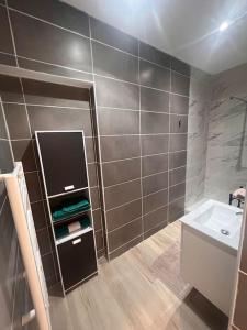 T2 neuf et moderne climatiser avec Netflix amazon