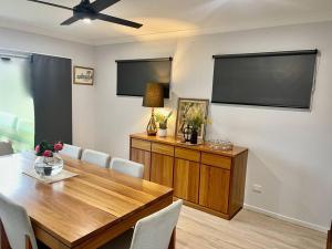 LAHOOL GUEST HOUSE JUST A CREEKSIDE STROLL TO TOWN