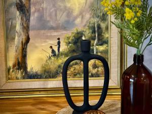 LAHOOL GUEST HOUSE JUST A CREEKSIDE STROLL TO TOWN