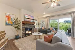 Views! LAKE Penthouse- 5 min to Landing & Downtown - Rockaway Beach